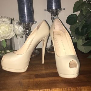 Great condition Giuseppe Zanotti. Great nude color